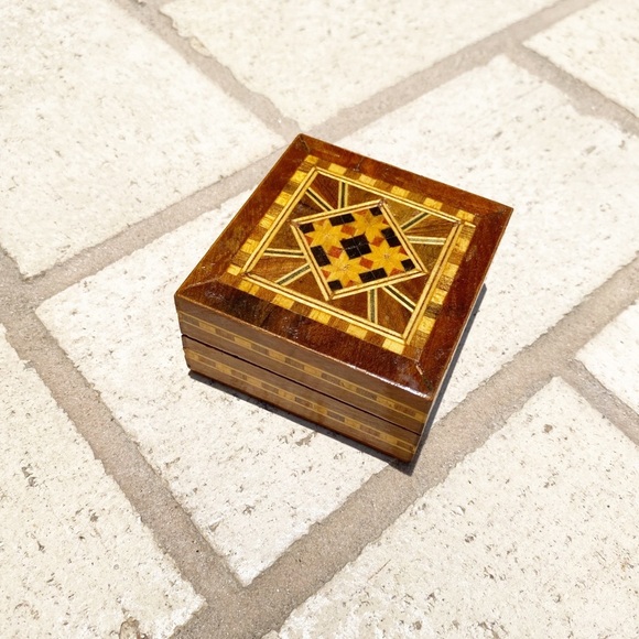 Small Vintage Inlayed Marquetry Wooden Box. - Picture 2 of 8